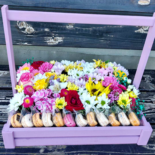 Flowers and macaroon cookies in a box