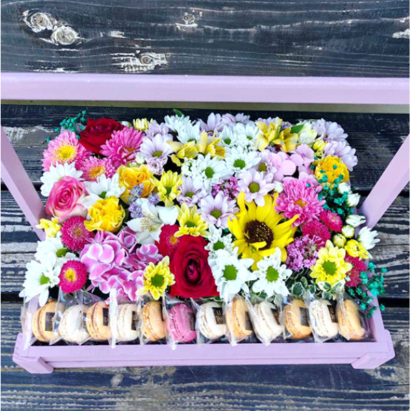 Flowers and macaroon cookies in a box