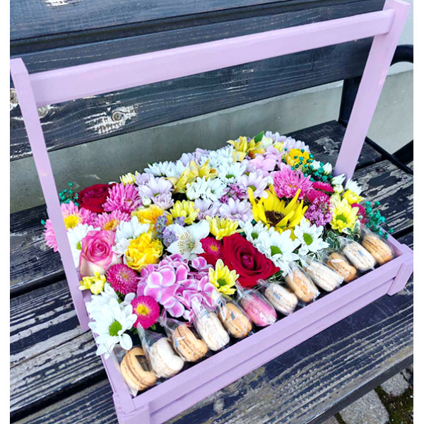 Flowers and macaroon cookies in a box