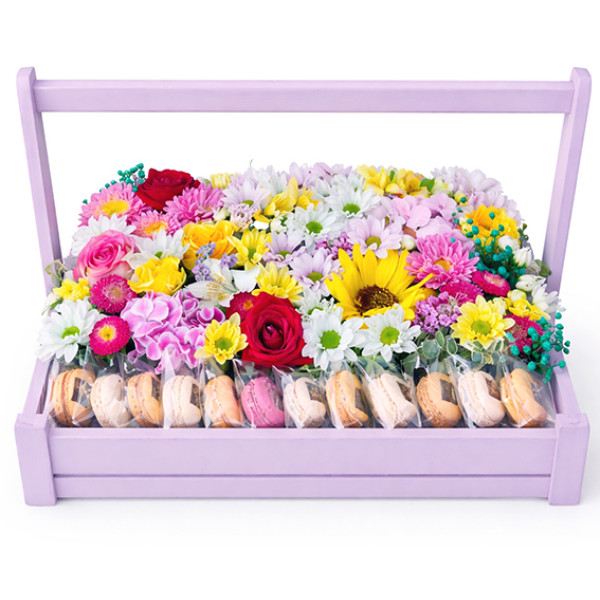 Flowers and macaroon cookies in a box