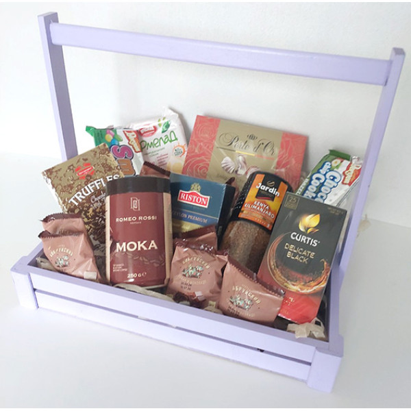 Gift set of tea, coffee and sweets.