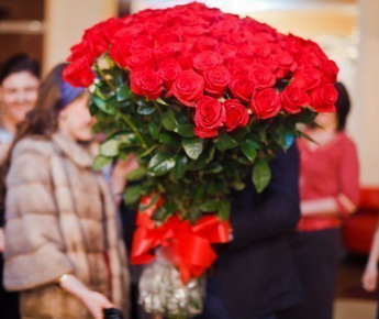 Luxurious roses in bouquets with delivery.